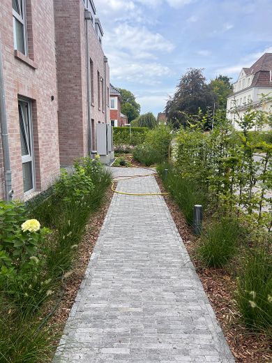 Erstbezug 3-Zimmer-Wohnung an der Stiftsmühle in Aurich – Weg vom Parkplatz zum Haus