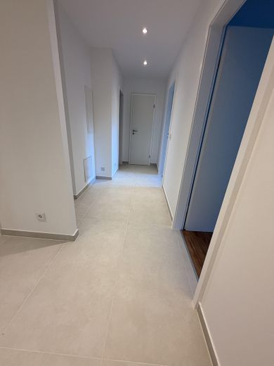 Sogno abitativo inondato di luce a Köln Weiden – spazioso appartamento di 3 locali con balcone – Flur 2 