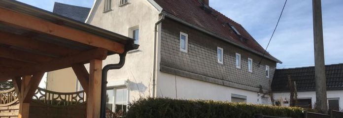 In vendita casa unifamiliare indipendente, amorevolmente ristrutturata, con piccolo terreno, edificio accessorio e posto auto coperto in una vivace posizione nel paese!
