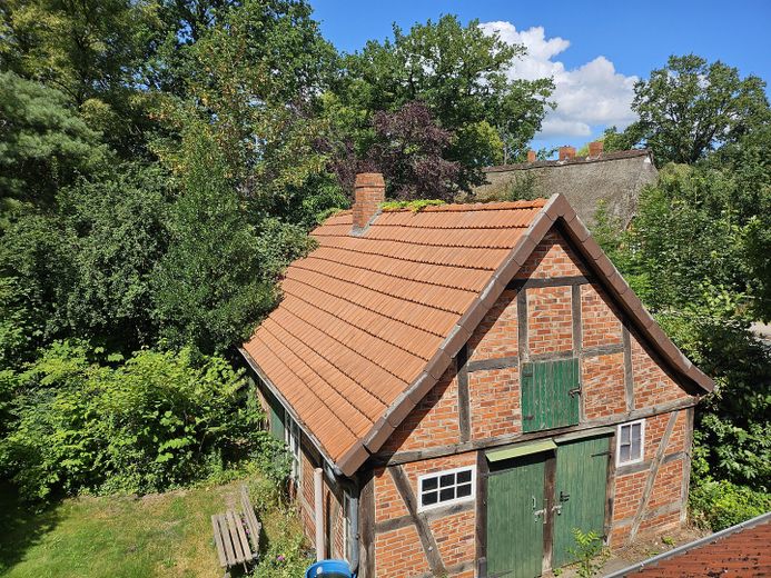 Bauernhaus mit bezauberndem Garten – Blick Dachfenster Zimmer 3 DG