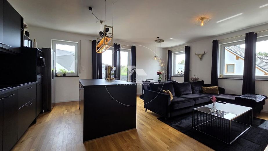 Exklusives Juwel mit großem Balkon, Designküche &amp; hochwertiger Ausstattung in Top-Lage von Teublitz – Wohn-Ess-Bereich mit Einbauküche