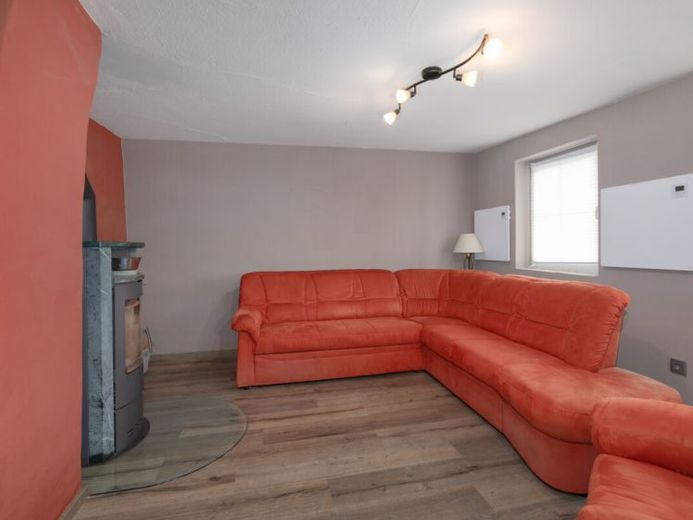 Wohnhaus mit Scheune und Garten – Foto 1
