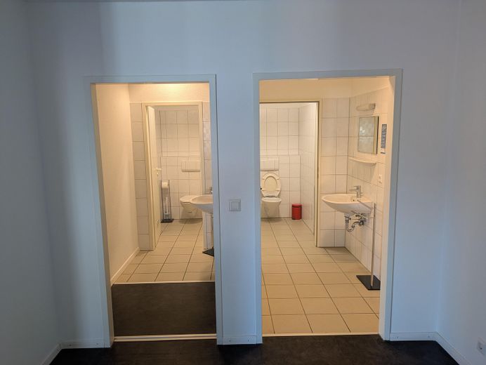 Світле комерційне приміщення на Bürgermeister-Landmann-Platz – ідеально для адвокатської контори, практики або офісу (189 м²) – Vorraum und WC für Pers_Gast