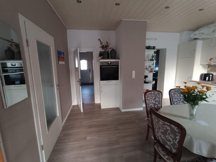 Viel Platz in Güstrow 190 m², großes Grundstück, Pool & Werkstatt – Küche und Flur EG