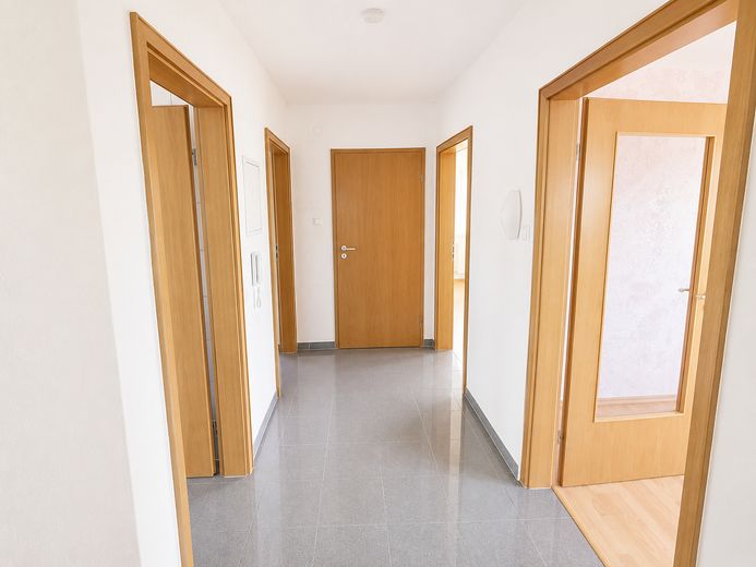 Salach/ab sofort: 3-ZKB-Whg. im 1. OG in 3FH, ruhig, zentral, gepflegt, Garten, Garage – Flur