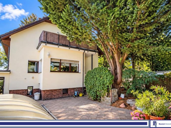 Spacious detached house with a private garden paradise in Berlin-Biesdorf – Photo 1