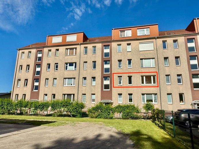 HORN IMMOBILIEN++ Neubrandenburg, renovierte 3-Raum Eigentumswohnung mit Balkon -bezugsfrei- – Mehrfamilienhaus