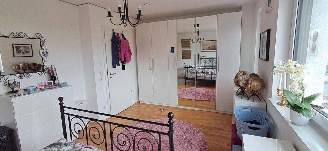 Sonnige, neuwertige 2- Zimmer Wohnung – 12 Schlafzimmer möbliert