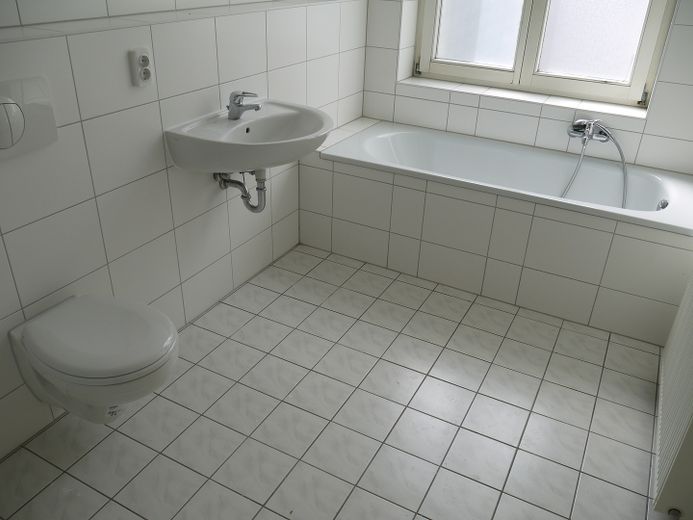 DD-Cotta: Attraktive, großzügige 4-Raum-Wohnung mit Einbauküche und privatem Gartenanteil ! – Bad