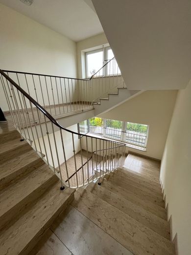 Ihr eigenes Büro. Ruhe. Struktur. Eine repräsentative Adresse. – Einladendes Treppenhaus
