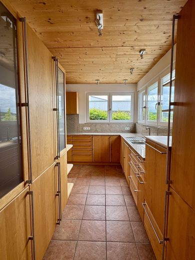 Casa unifamiliare indipendente in una posizione speciale ai margini dei campi, con ampie superfici terrazzate – Küche