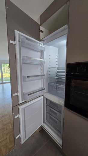 Derede yaşamak - bahçeli ve yeşilliğe bakan aile için modern yeni yapım sıra evi – Kühl-Gerfrier-Kombi