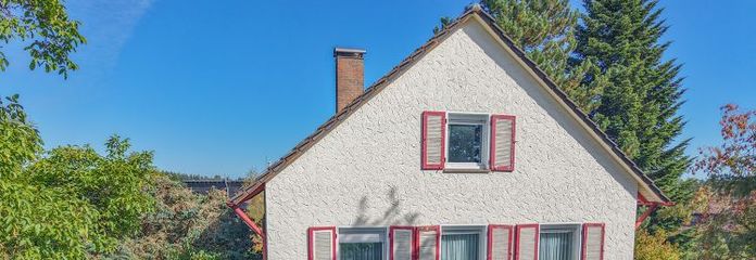 Casa plurifamiliare per più generazioni con 4 garage, un bel giardino pianeggiante nel comune di Hardt
