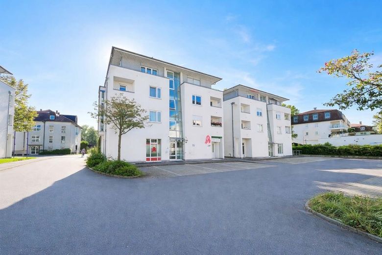 BEZUGSFREIES DACHGESCHOSS MIT EINBAUKÜCHE – Rückansicht