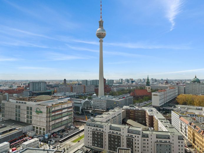 Alexanderplatz: 3 Zimmer, EG, eigner Garten, TG, Möbliert, Doorman – Fernsehturm