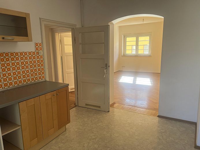 2,5-Zimmer-Altbauwohnung mit Balkon in Untergiesing, Denkmalschutz – Küche -> Wohnzi.