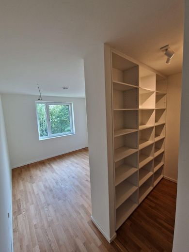 Absoluter Highlight! Urbaner Wohntraum mit Blick ins Grüne – Ankleide, Einbauschrank