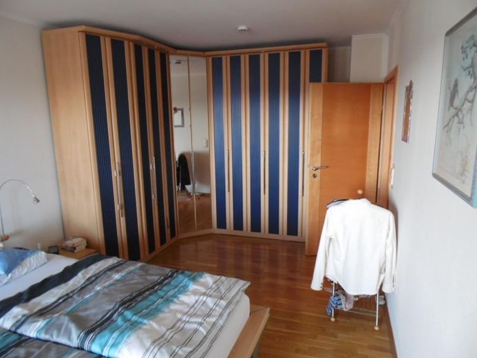 Spaziosa casa a schiera di testa, ammodernata con materiali di alta qualità, parzialmente arredata – Schl.-Zi EG