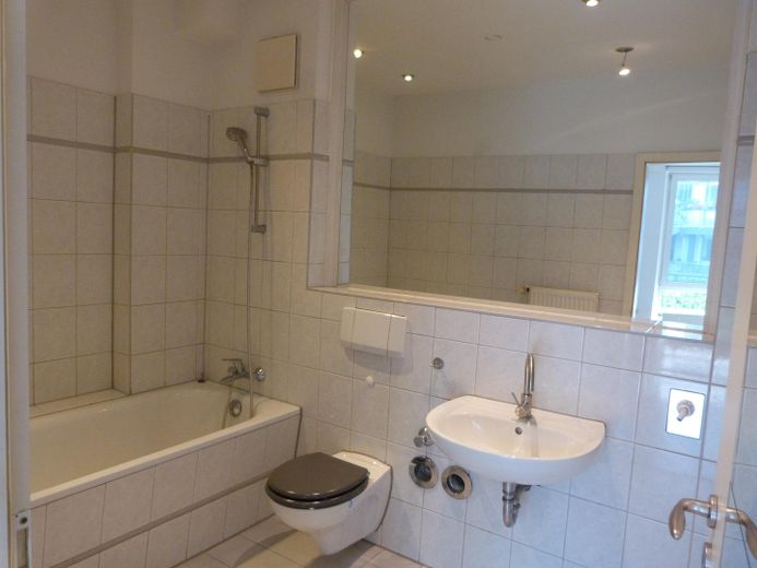 3-Zimmer Wohnung in Neuss befristet für 24 Monate zu vermieten – Bad, Wanne, WC, Becken 