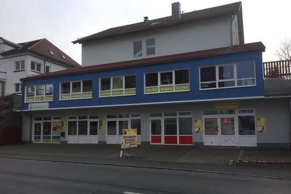 Residential and commercial building, centrally located investment property in 94209 Regen