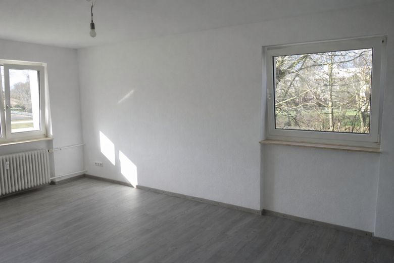 Provisionsfreie 2,5-Zimmer-Wohnung mit Balkon, Stellplatz &amp; Keller - top renoviert in Hanau – Wohnzimmer2