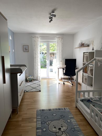 Moderno appartamento al piano terra di 3,5 locali con giardino e seminterrato in posizione TOP a IN-Süd, vicino alla stazione centrale – Kinderzimmer