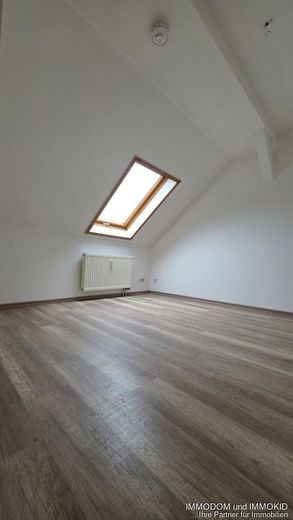 3-Zimmer-Dachgeschoss-Wohnung mit EINBAUKÜCHE in Zwickaus Nordvorstadt an KAPITALANLEGER zu verkaufen! – Schlafen