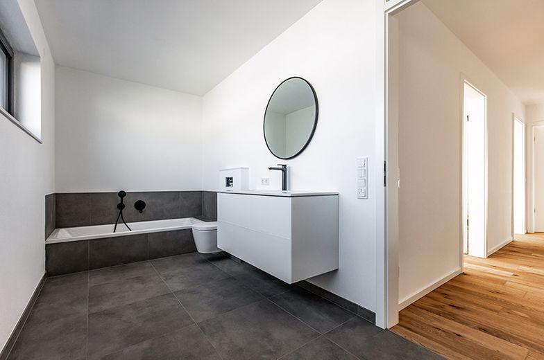 Stilvolle Neubau-DHH / Jetzt letzte Einheit sichern – Bad OG / Musterhaus