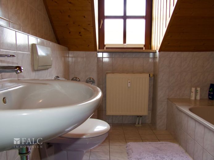 Einfach Mehr: Top gepflegte 2-Zimmer-Wohnung, EBK &amp; TG inklusive. Ruhige Wohnlage in 93333 Neustadt. – Badezimmer mit Fenster