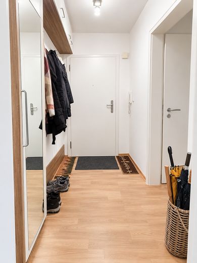 Appartement calme de 4 pièces situé dans un emplacement privilégié de Munich-Großhadern avec loggia exposée au sud – Flur