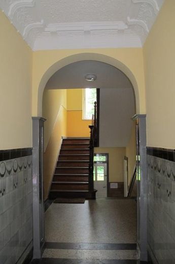 Stilvolle ruhige 3-Zi-Dachgeschosswohnung – eigene Etage, Dachbalken & Gartenmitnutzung – renoviertes Treppenhaus