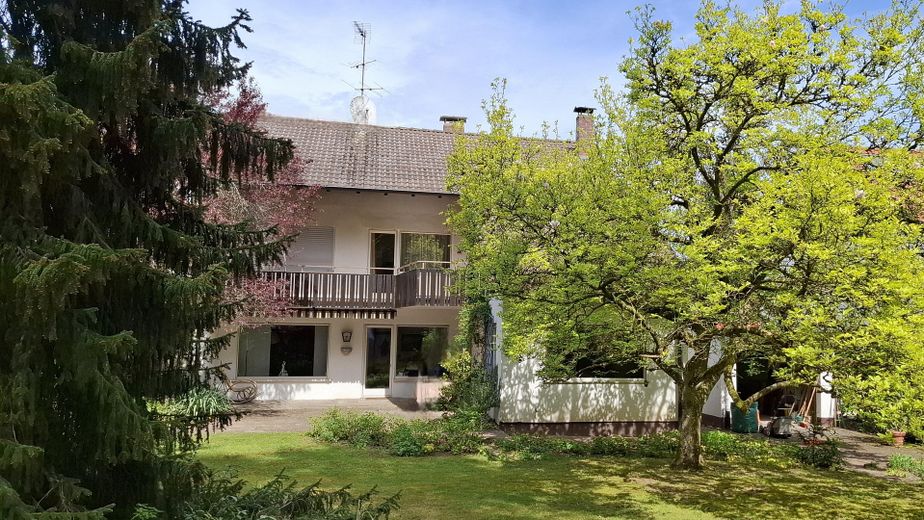 Ampia casa di architetto con giardino da sogno in posizione centrale, da privato – Ansicht Süd-Seite