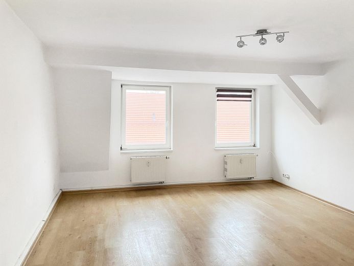 Bestandsvermietete 2-Zimmer-Altbauwohnung im denkmalgeschützten Gründerzeithaus – Lichtdurchflutetes Zimmer