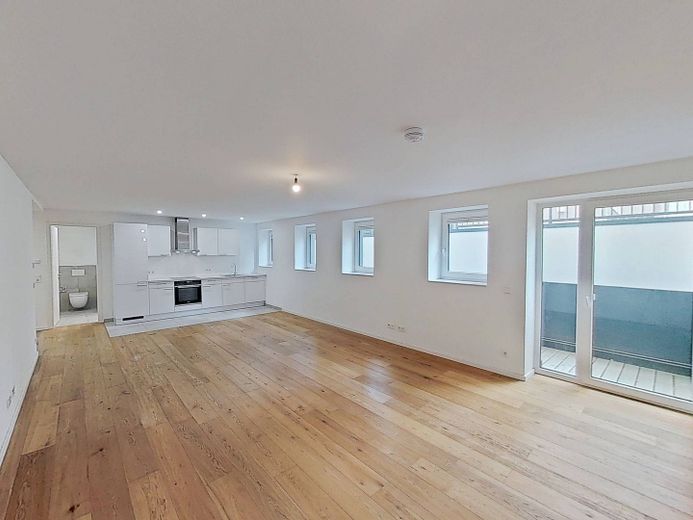 Moderno y espacioso piso de 3,5 habitaciones con TERRAZA y COCINA INTEGRADA en el oeste de Stuttgart – Ansicht I: Wohn- und Esszimme…