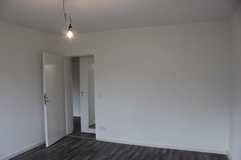Sanierte 2.5-Zi-Wohnung mit Einbauküche, Terrasse, Garten + Gartenhütte in Waldstetten – Schlafzimmer Richtung Flur