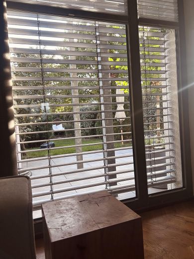 Wunderschöne Maisonette-Wohnung in bester Lage mit Garten - Erbpacht – Wohnzimmer Blick in den Garten