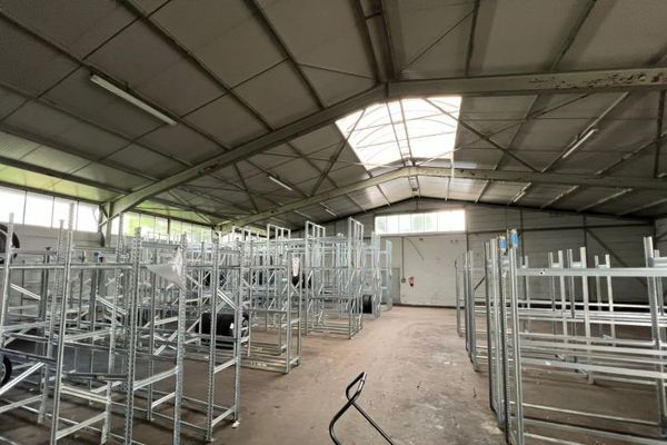 Storage hall in Hof with access ramp and electric roller doors – immediately available