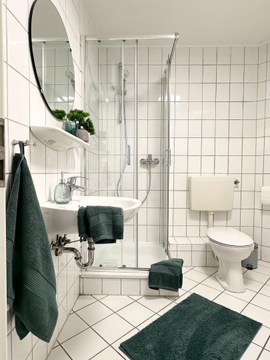 Frisch renovierte 1‑Zimmer-Wohnung mit Einbauküche und ruhiger Innenhofterrasse – Badezimmer