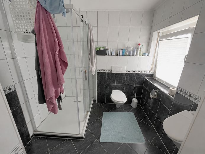 Architekten-Bungalow mit großem Grundstück und Baupotenzial – Großes Badezimmer