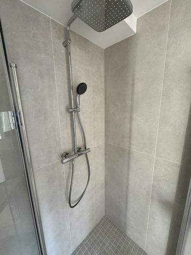 Erstbezug nach Kernsanierung 1-Zimmer Apartment mit EBK – Dusche
