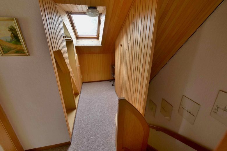 Gepflegtes Einfamilienhaus mit Nebengebäuden & großem Grundstück – Flug OG