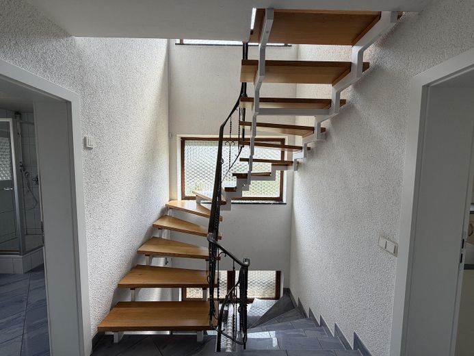 Exklusives Einfamilienhaus in traumhafter Flusslage - Wohnen, wo andere ihre Freizeit verbringen – Treppenaufgang