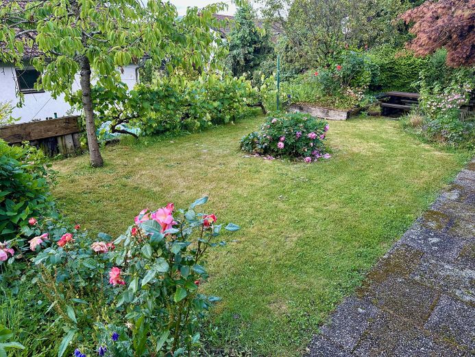 Großzügiges 1-2 Familienhaus in Traumlage – Garten
