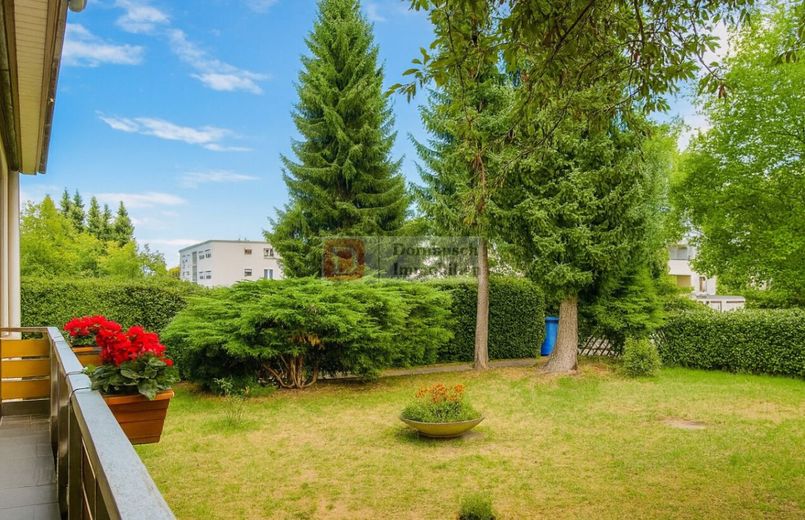 Top-Anlage!! 5-Familienhaus mit geteiltem Grundbuch, Garagen &amp; Stellplätzen – Gartenansicht