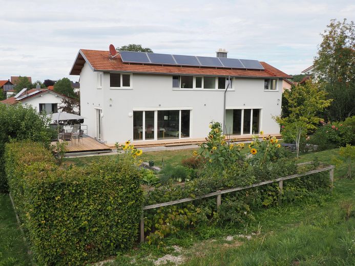 Aydınlık ve huzur verici atmosfere sahip, doğal bahçeli modern mimar evi – Südseite mit Garten