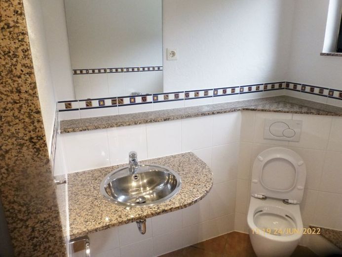 Belbe appartement calme de 2,5 pièces ZKBGWDM au 2e étage, avec garantie du prix du loyer, petit balcon dans un emplacement privilégié, – Bad Waschbecken WC