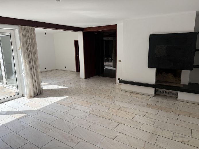 Zadbany dom jednorodzinny w stylu dziedzińca ogrodowego, zapewniający dużą prywatność – zmodernizowany i gotowy do zamieszkania – Wohnzimmer 1/3