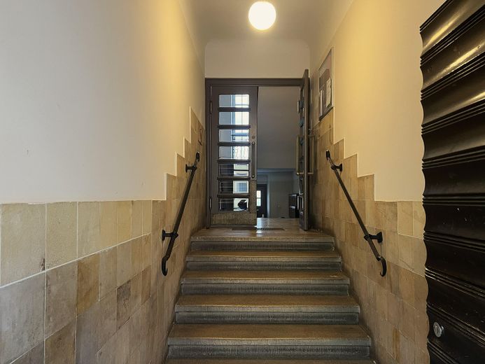 2,5-Zimmer-Altbauwohnung mit Balkon in Untergiesing, Denkmalschutz – Hauseingang