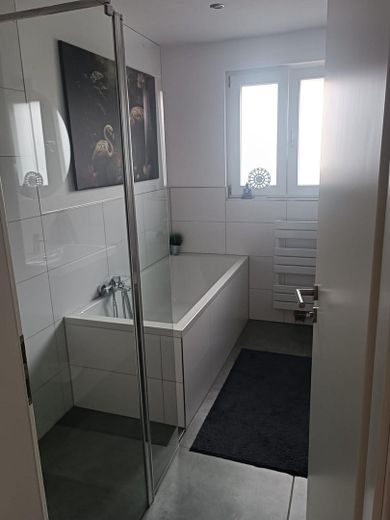 Sonnige 4-Zimmer-Familienwohnung am Feldrand – 2023 top renoviert + DG-Ausbaureserve – Badezimmer