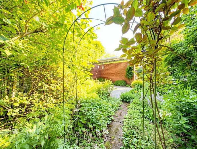 Charmantes Familienhaus mit zwei Wohneinheiten, traumhaftem Garten und großem Entwicklungspotenzial – 2. Terrasse im Garten